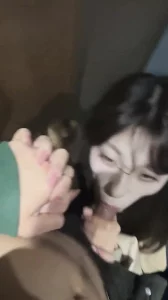 高铁上吃鸡还没说完直接吞了