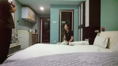 生意太好了！提前两天才约上东郊熟女阿姨，上门各种花样体验个遍