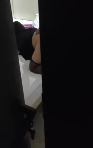 黑丝骚妻被单男无套后入
