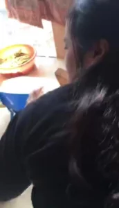 阳台干熟女阿姨，一边晾衣服一边插