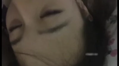 女友闺蜜给她操到痉挛全喷床上根本止不住，真怕给她干休克了