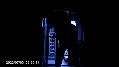 晨光中在阳台门口的后入，不知道对面邻居是否看到春光
