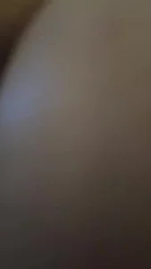 这丝拉漉漉的小骚屄，想插吗？一滑到底哦！