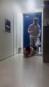 顶级绿帽癖夫妻，真实勾引外卖员，后续还邀请他3P混乱交配