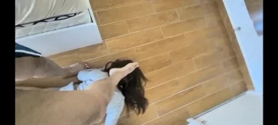 用脚践踏母狗让母狗高潮（1）