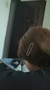 小迷妹玩手机一点都不耽误吃几把