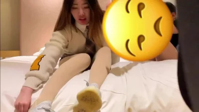 约了个嗲嗲的妹子！小骚货女上位技术挺不错的，把哥刺激的不要不要的，忍