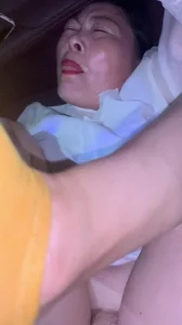 真实露脸车震熟女收银员阿姨内射白浆特写
