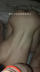 微露脸女大宿舍床上吃鸡